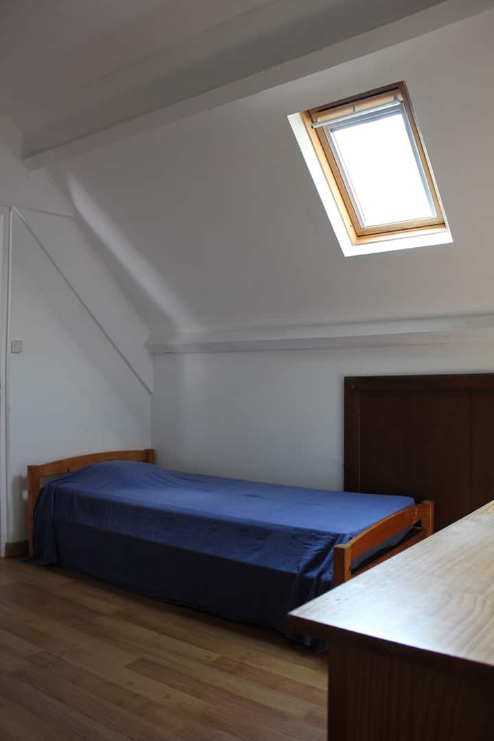 המיטה הראשונה בחדר השינה השלישי למעלה.