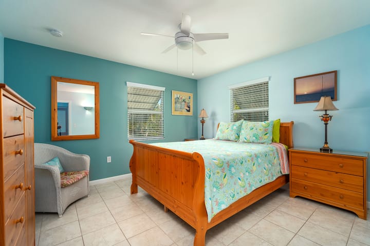 ห้องนอนควีนไซส์ที่อบอุ่นพร้อมทีวี