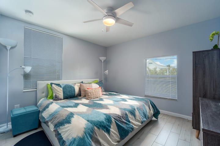 ห้องนอนใหญ่พร้อมสมาร์ททีวี