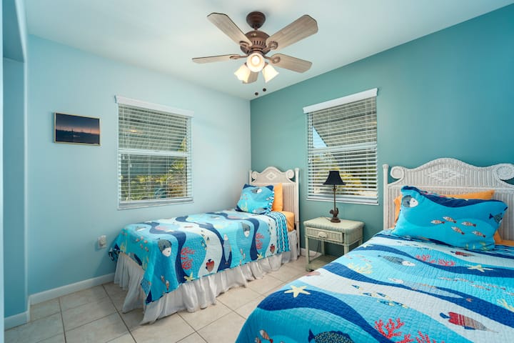 ห้องนอนที่สี่พร้อมเตียงเดี่ยวสองเตียงและบอร์ดเกม!