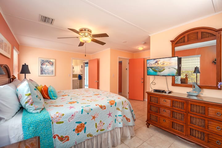 ห้องนอนใหญ่เตียงคิงไซส์หลังที่ 2 พร้อมทีวี