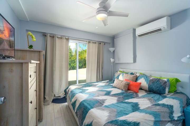 ห้องนอนใหญ่พร้อมสมาร์ททีวีและทางเข้าแยกต่างหาก