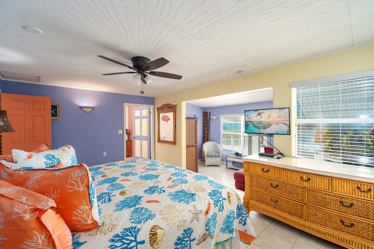 Velika bračna soba s TV-om i pogledom na vodu!