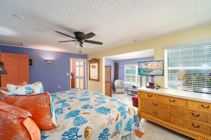 ห้องนอนใหญ่ขนาดคิงไซส์พร้อมทีวีและวิวน้ำ!