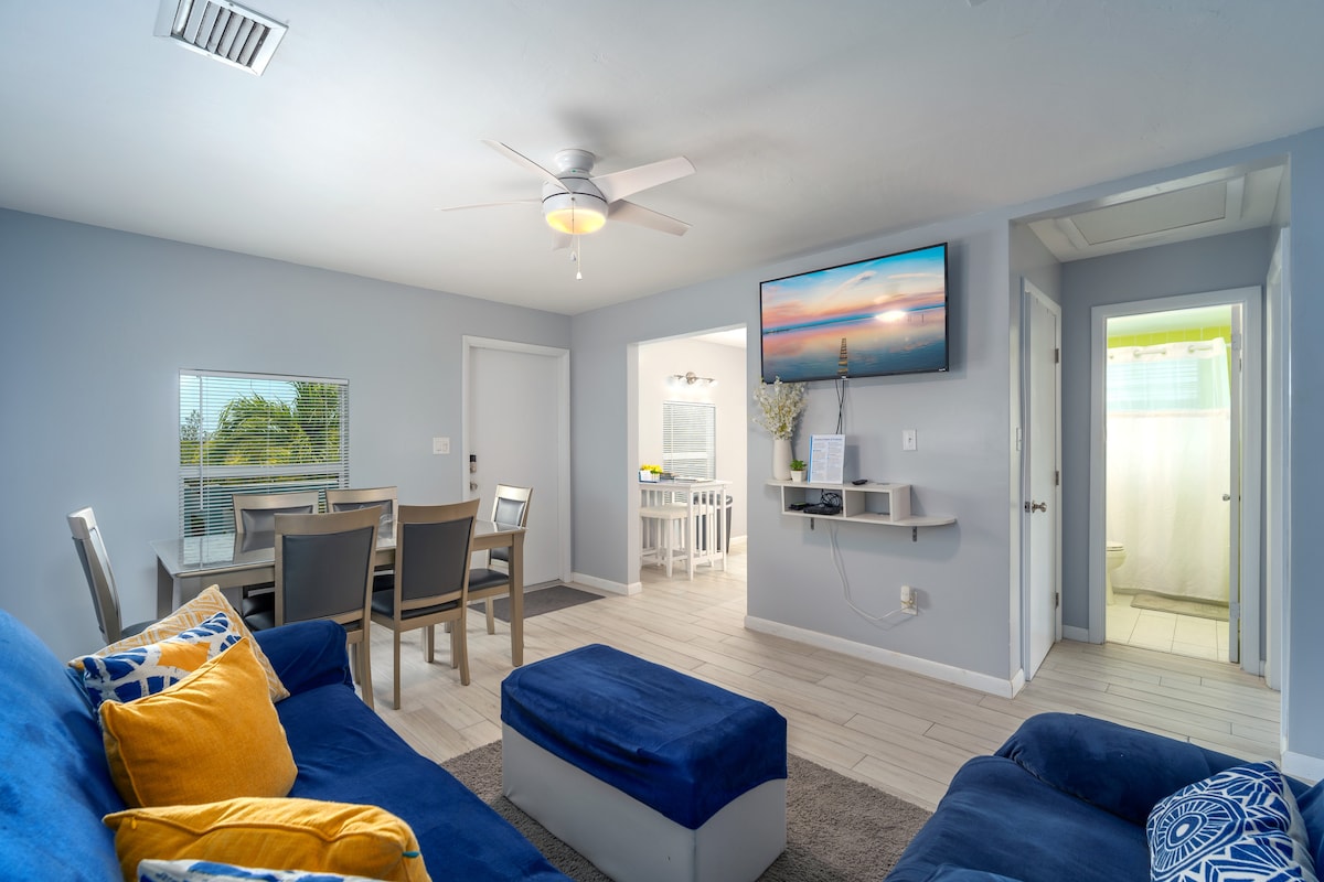 Otvorite dnevni boravak i blagovaonicu s pametnim televizorom i bračnim krevetom.