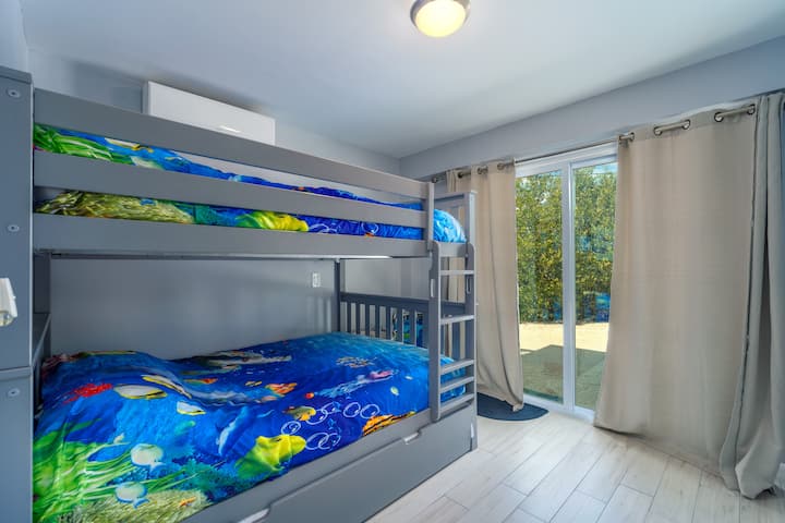 ห้องนอนที่หกเต็มรูปแบบและเตียงเดี่ยวพร้อมบอร์ดเกม!