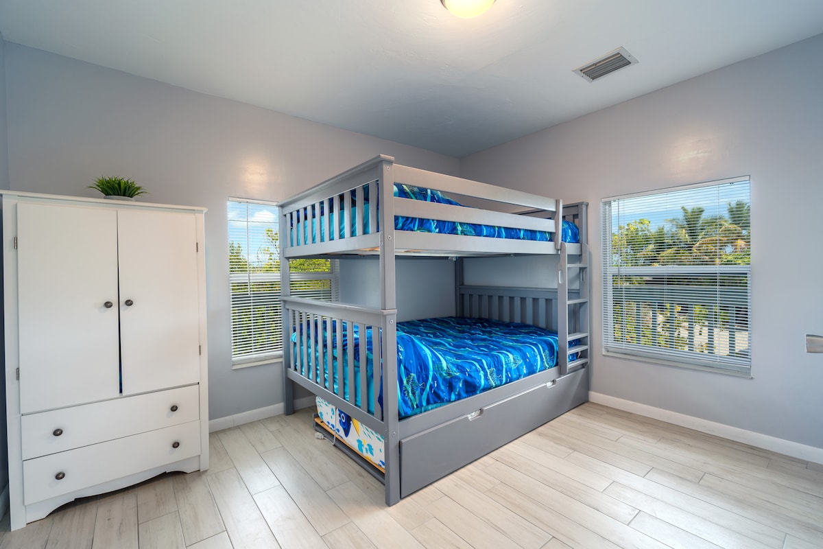 Osma spavaća soba puna i jednostruki krevet s društvenim igrama!