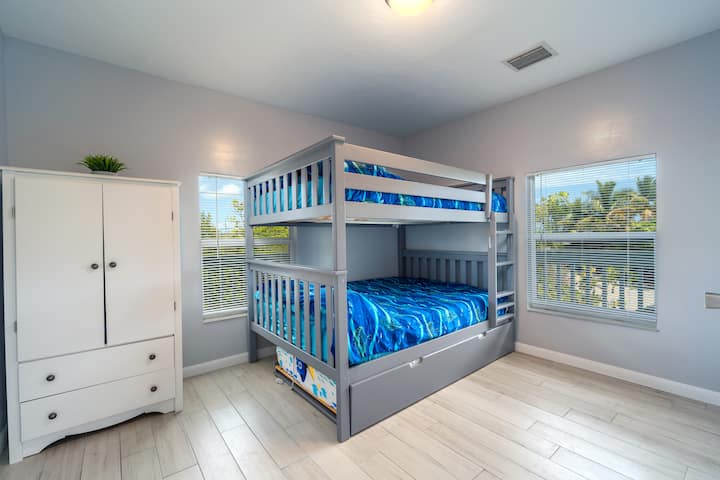 ห้องนอนเต็มไปด้วยเตียงเดี่ยวพร้อมบอร์ดเกม!