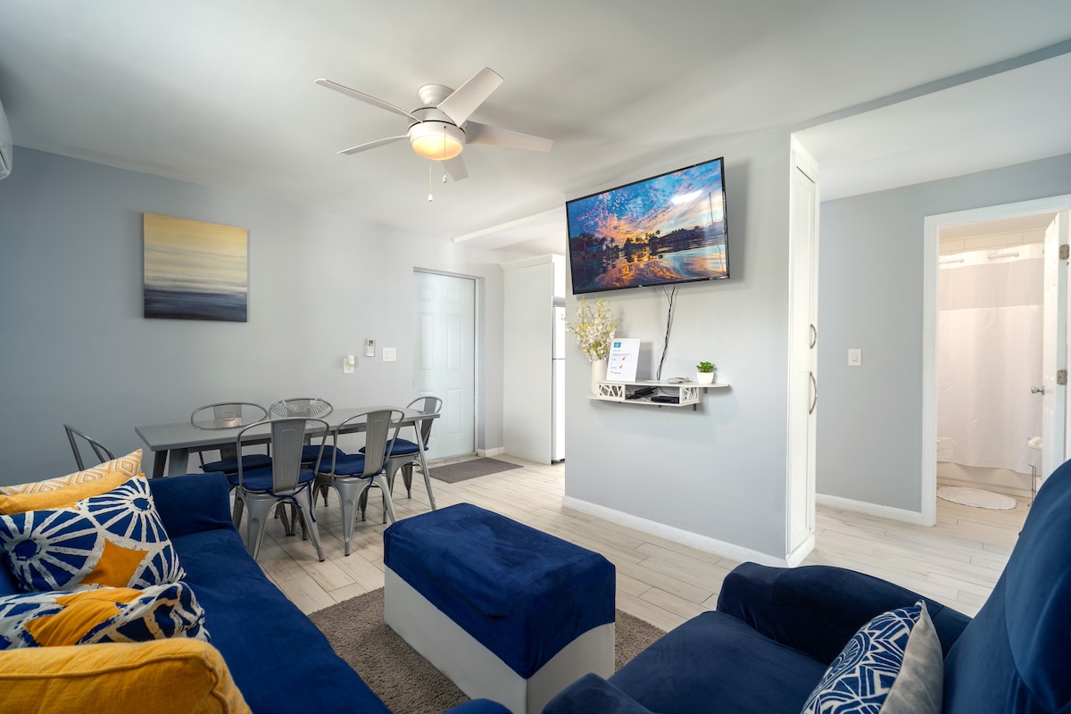 Otvorite dnevni boravak i blagovaonicu s pametnim televizorom i bračnim krevetom.