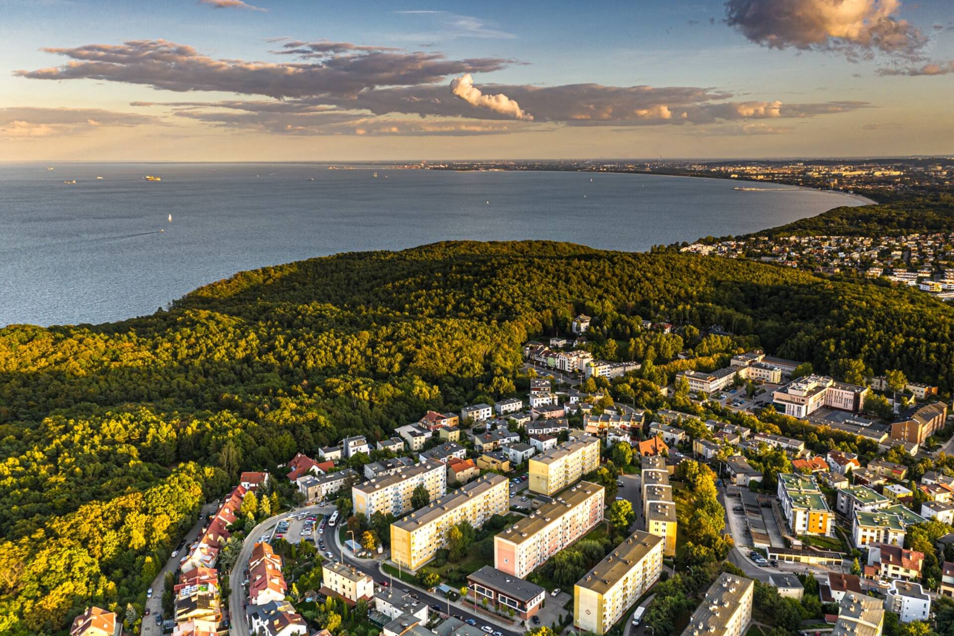 Cozy apt: cliffs, forest and beach + guest parking