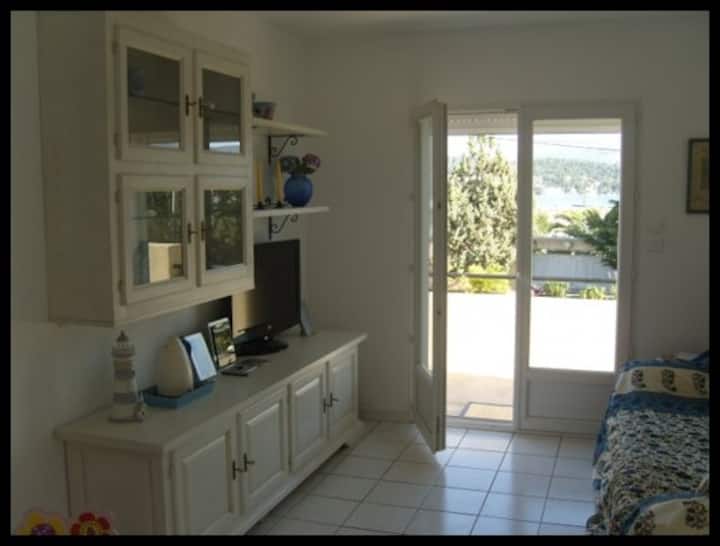 غرفة المعيشة الصغيرة والشرفة ذات إطلالات على البحر.