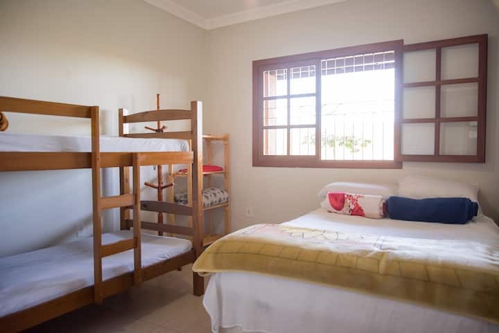 房间配备1张双人床和2张单人床