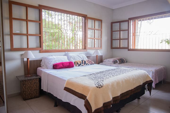 套房，配备1张双人床和1张1张1米宽单人