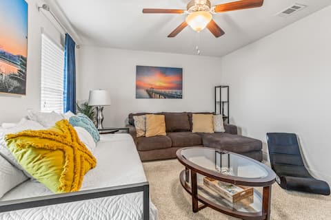 Successful Airbnb property: 4 BR 3 BTH w/hot tub 4 KING BEDS 2twin beds in Oriole Beach