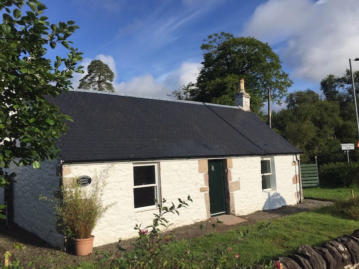 Crosskeys Cottage Loch Lomond by Helensburgh