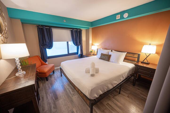 Stay together on the strip – 2 bedroom apartment gallery image 5