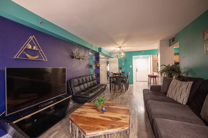 Stay together on the strip – 2 bedroom apartment gallery image 3