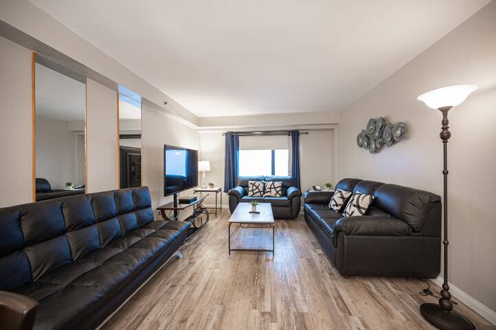Stay Together on The Strip – 2 Bedroom Condo gallery image 3