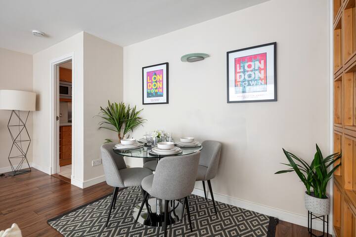 Stylish & Modern Oxford Street Balcony Flat gallery image 5