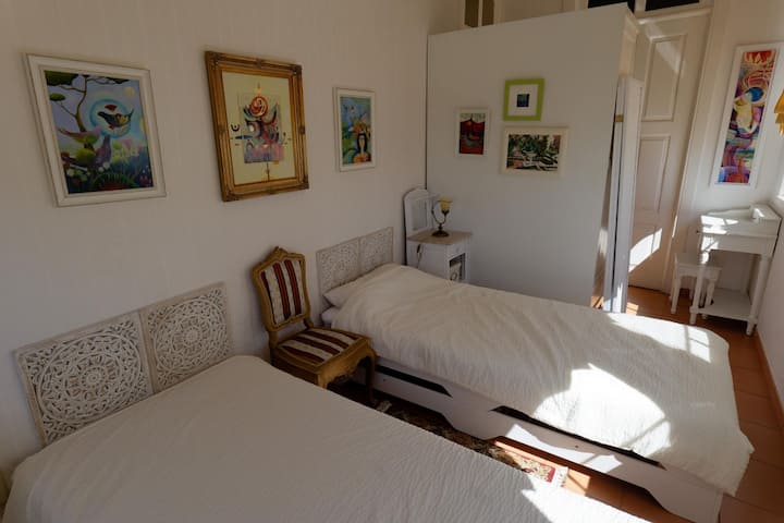 双人房设有2张单人床和4扇窗户。 西边有一扇窗户，可远眺海景，另外三扇窗户朝南。