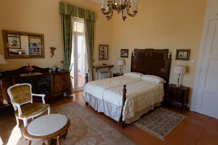 卧室可远眺大海，可直达阳台。