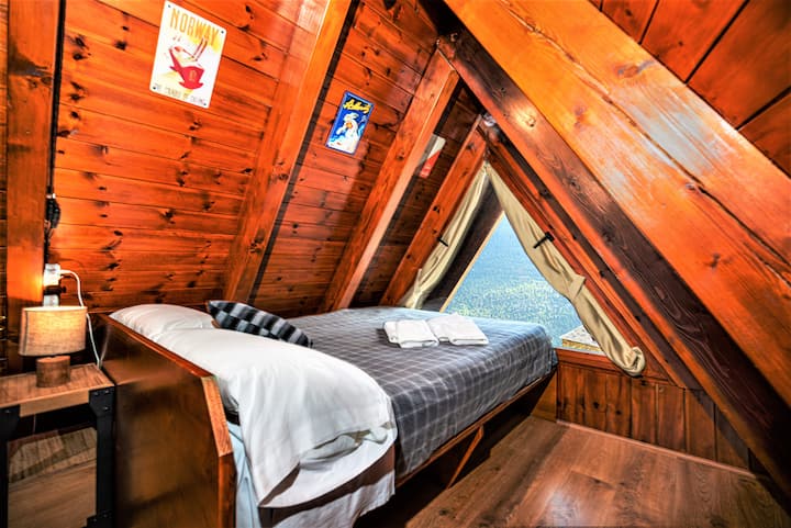 Chumba cha dari kilicho na dirisha chini ya Kitanda cha watu wawili