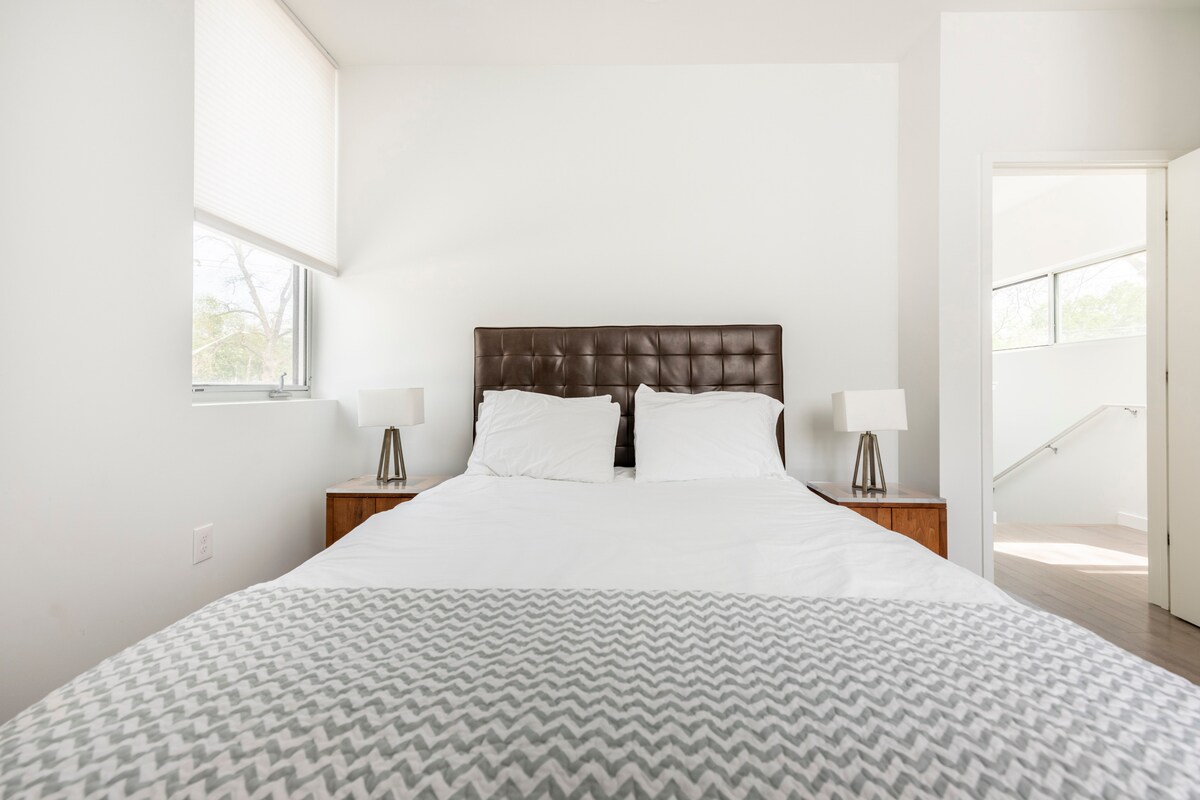 Private Upstairs Suite in East Austin Neighborhood