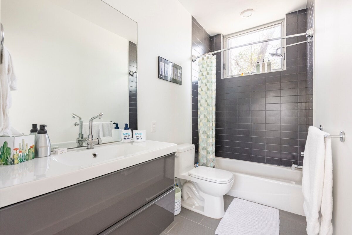 Private Upstairs Suite in East Austin Neighborhood