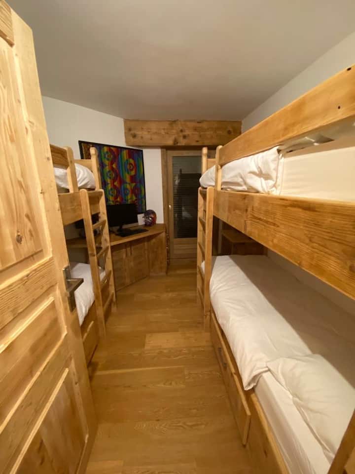 Chambre avec 4 lits superposés et bureau