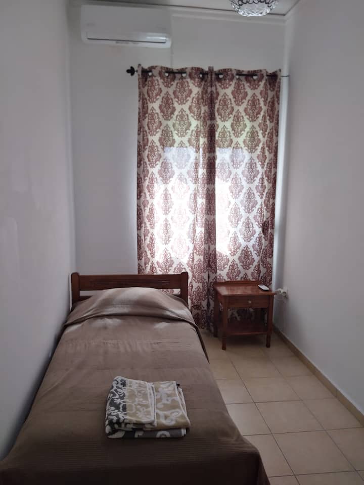 غرفة نوم تضم سريرًا مفردًا