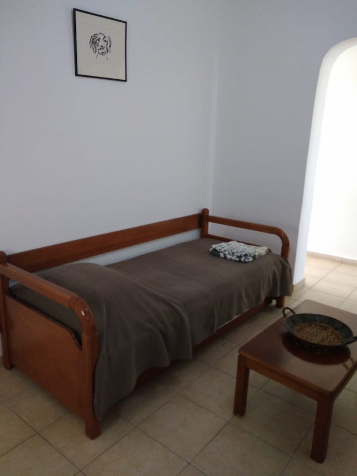 يمكن استخدام الأريكة كسرير لأربعة أشخاص