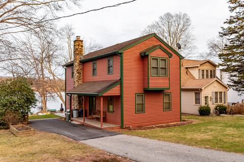 Spacious Classic Lakefront Home with jet tub