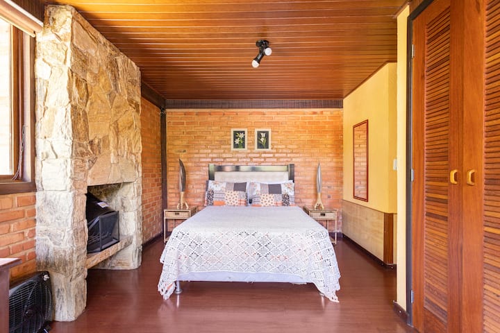 Prima camera da letto con balcone e accesso al soggiorno.