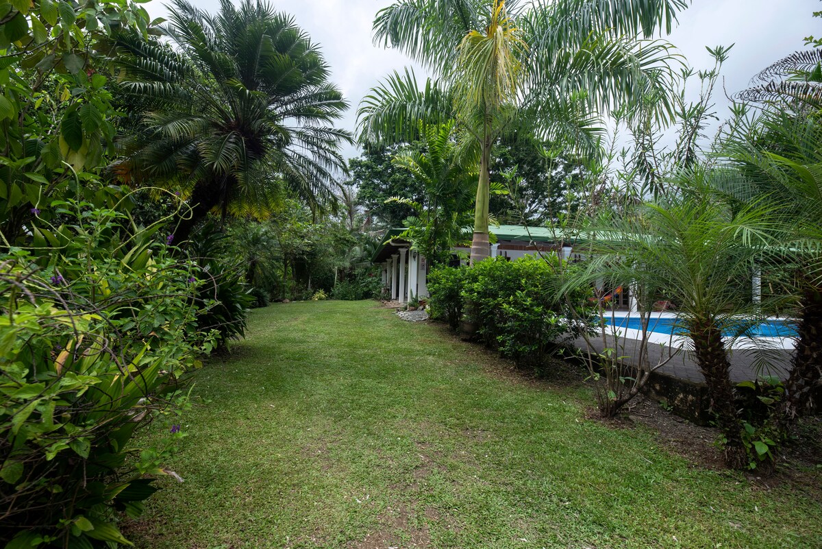 Private Cabin with a Pool in Green Paradise Farm — 1 bedroom vacation rental in Naranjito