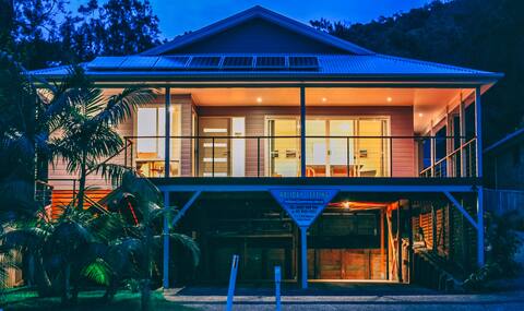 Blue Vogue Combo 8 bedrooms close to beach & cafes