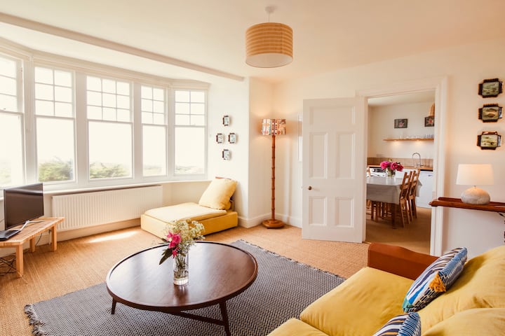 Sala de estar con vistas a la cocina