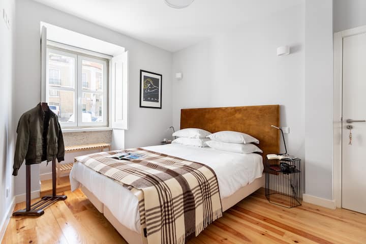 Спалня с естествена светлина | Удобно двойно легло или 2 единични легла...Можете да изберете!