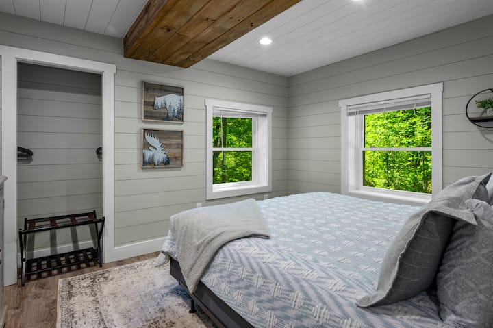 Enjoy your private master king bedroom retreat. We have lots of luggage racks, plenty of flat parking, and close to lots of popular attractions in Gatlinburg and Pigeon Forge. We have an open floor plan great for large families