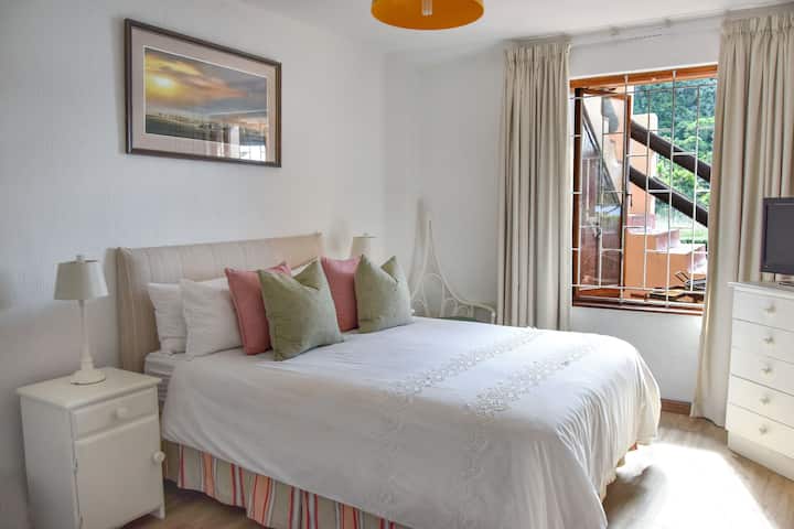 Review by Chantelle, June 2019;

'This home offered everything our family needed and we loved the views looking right onto the river. 

Perfectly central. 

We will definitely be back. 

Thanks for the great stay :-)'
