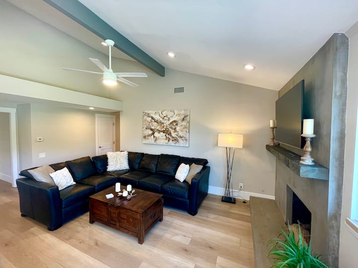 La habitación familiar tiene una chimenea de gas, techo alto, TV inteligente de 58 pulgadas, cama tamaño queen extraíble y ventilador de techo.