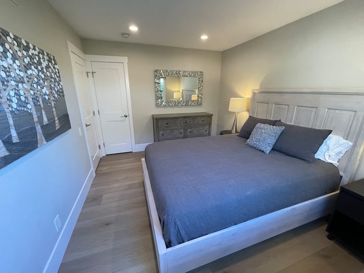 El espacioso dormitorio de invitados con cama tamaño Queen tiene un armario profundo.