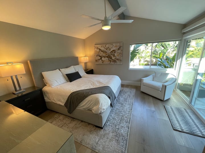 La principal tiene vista a la ventana del área del spa, puertas correderas al patio, cómoda, cómoda y silla giratoria