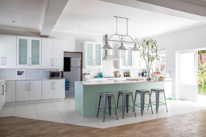 Noordhoek – Entertaining on Emerald with Sea Views gallery image 2