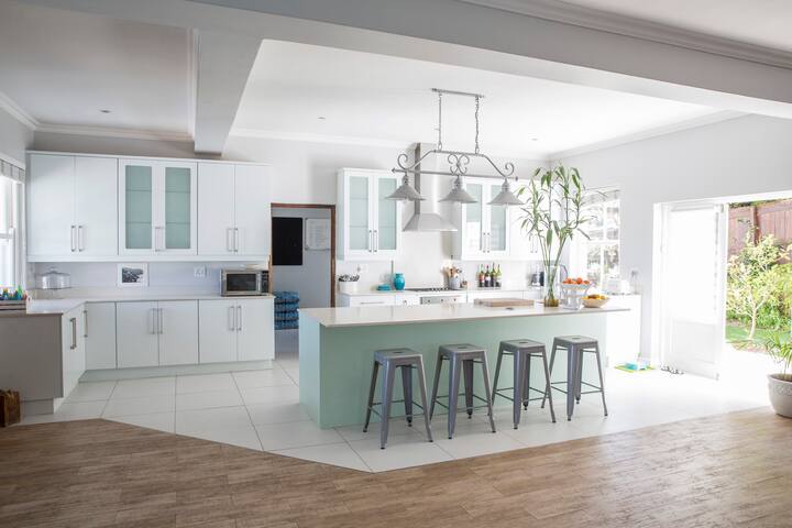 Noordhoek – Entertaining on Emerald with Sea Views gallery image 3