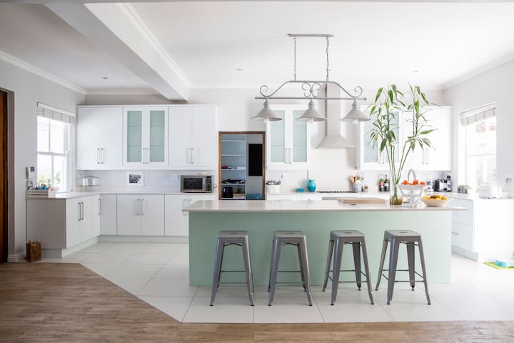 Noordhoek – Entertaining on Emerald with Sea Views