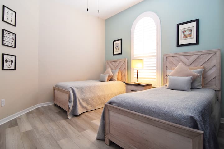 Elegante habitación doble con temática de Mickey y TV inteligente