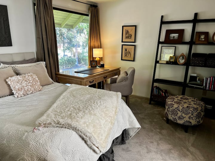 2 ° camera da letto con un letto matrimoniale e uno spazio di lavoro dedicato che si affaccia sulla nostra bellissima strada alberata.