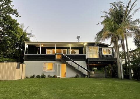Sunset Haven: Waterfront Retreat