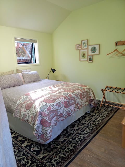 Warm & spacious, great studio, top reviews !