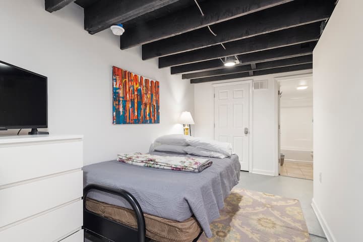 Завршено пониско ниво со кревет со целосна големина и бања.